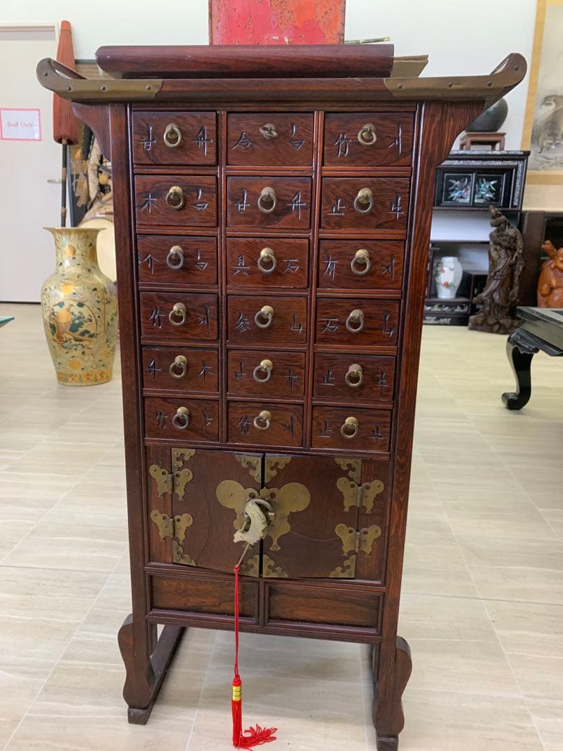 李朝家具 魚錠前付き 彫文字 ヤクジャン 薬箪笥 韓国朝鮮 16引き出し