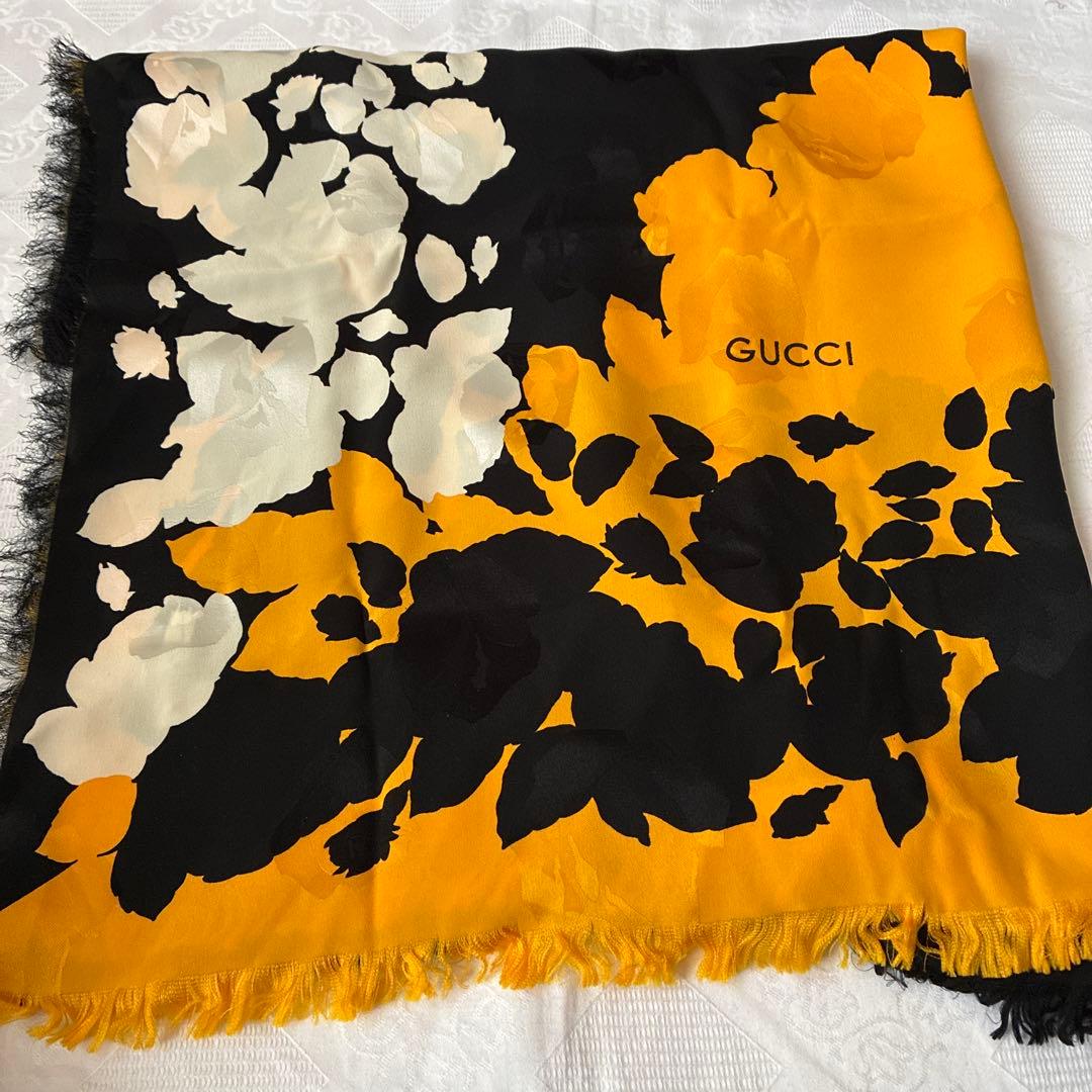 GUCCI 花柄ストール 黒・オレンジ・白 125×125