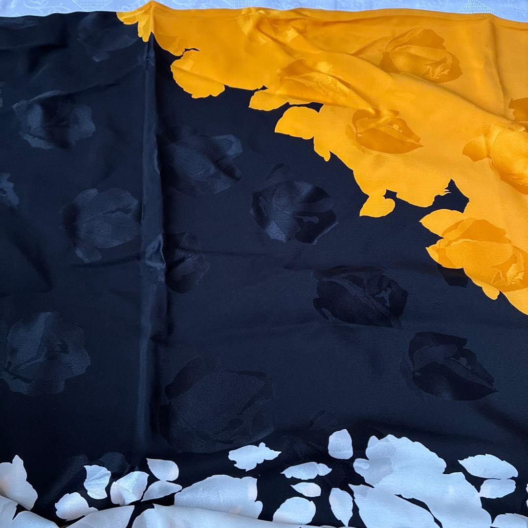 GUCCI 花柄ストール 黒・オレンジ・白 125×125