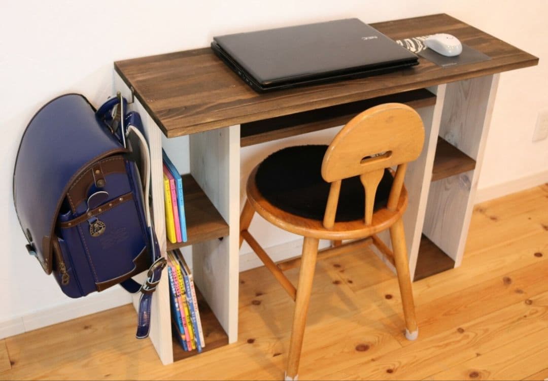 【天然木×ツートン】省スペースのコンパクトデスク／収納棚つき