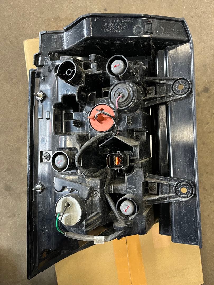 デリカD5 右純正LEDテールランプAssy