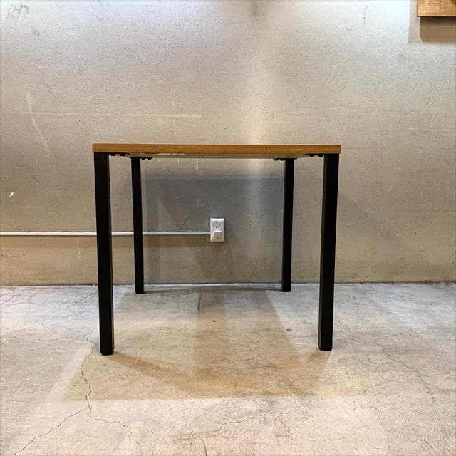 SIEVEのKarla（カーラ）ダイニングテーブル