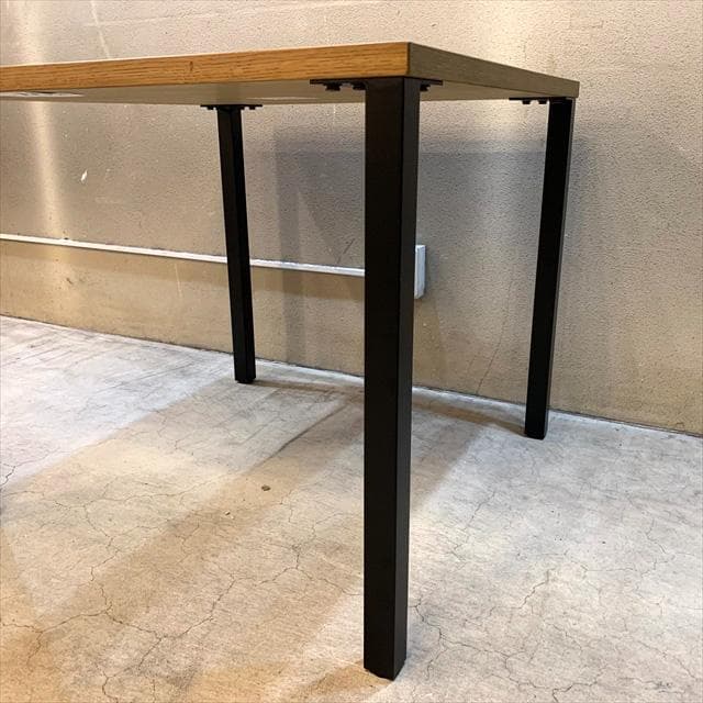 SIEVEのKarla（カーラ）ダイニングテーブル