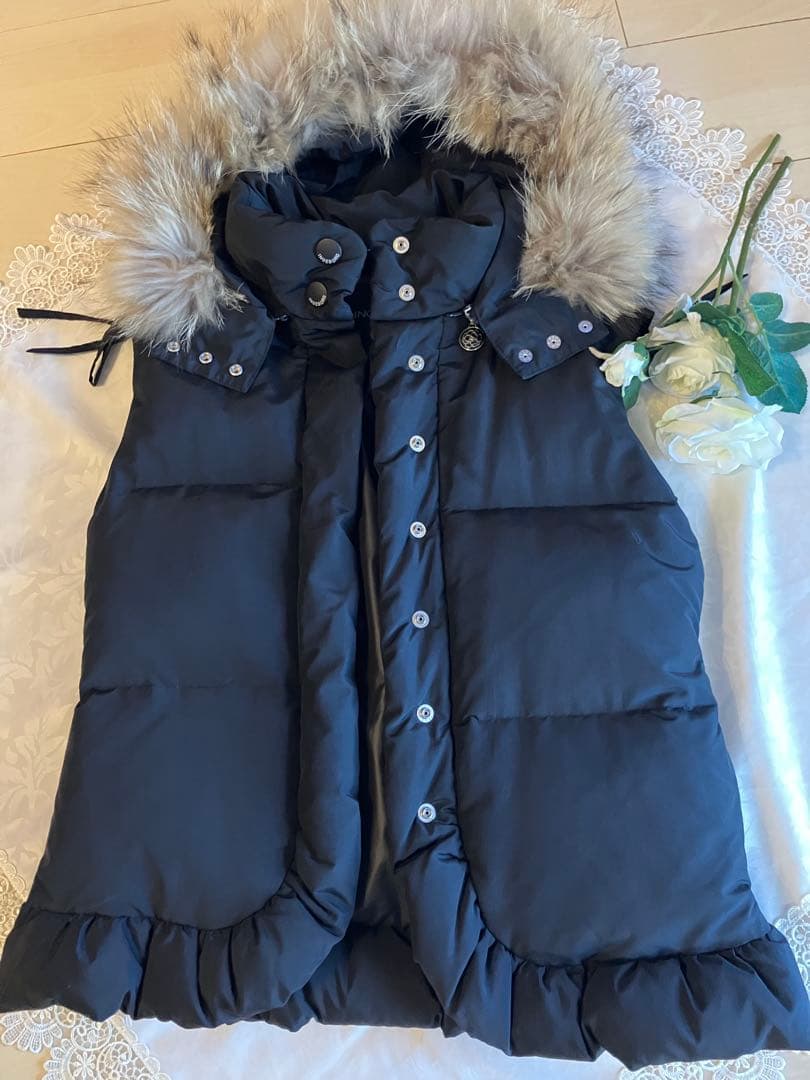 インゲボルグ　ファー付きブラックダウンベスト