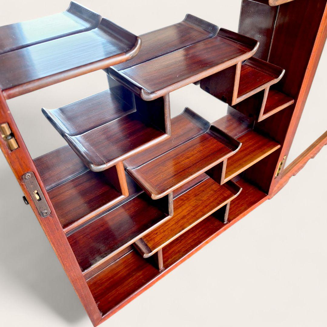 唐木 壁掛け飾り棚 ガラスキュリオ 中国家具 花梨調 77cm