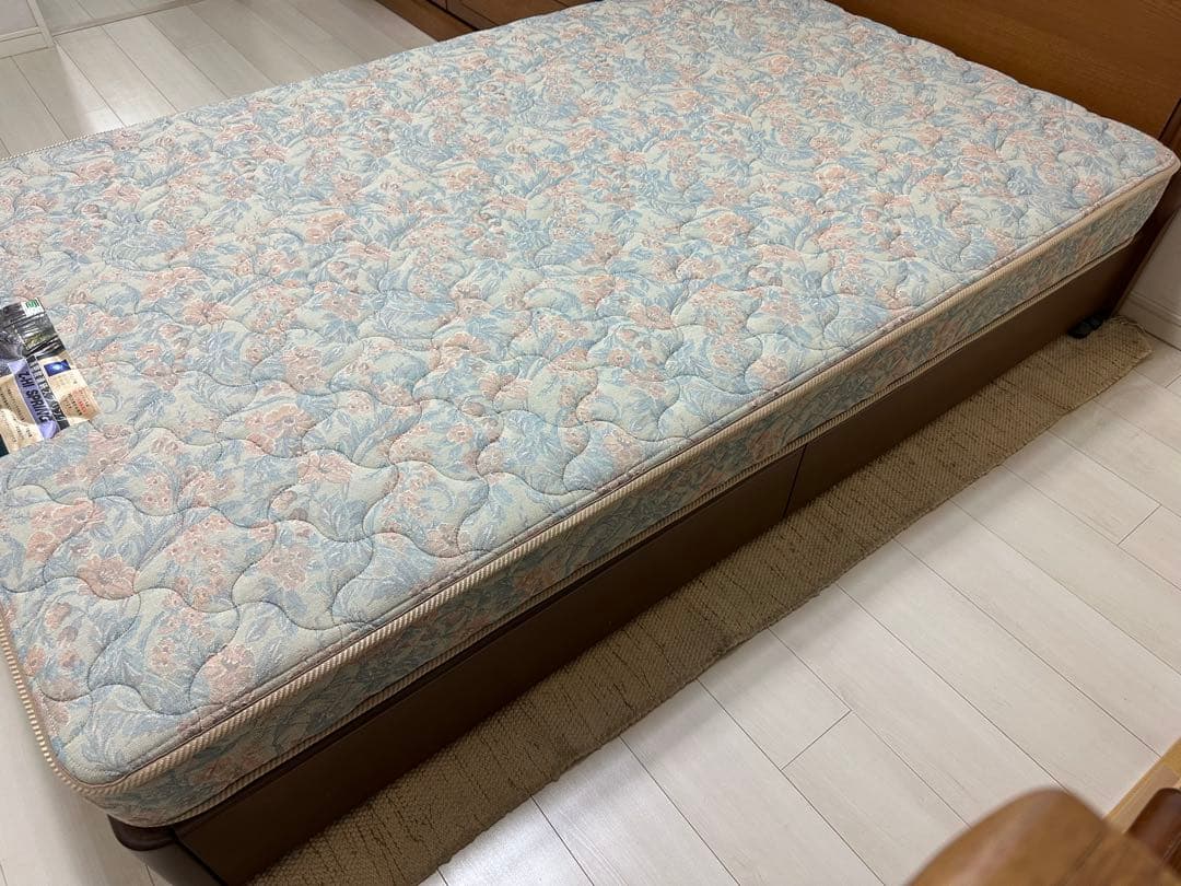セミダブルベッド　花柄スプリングマットレス付き