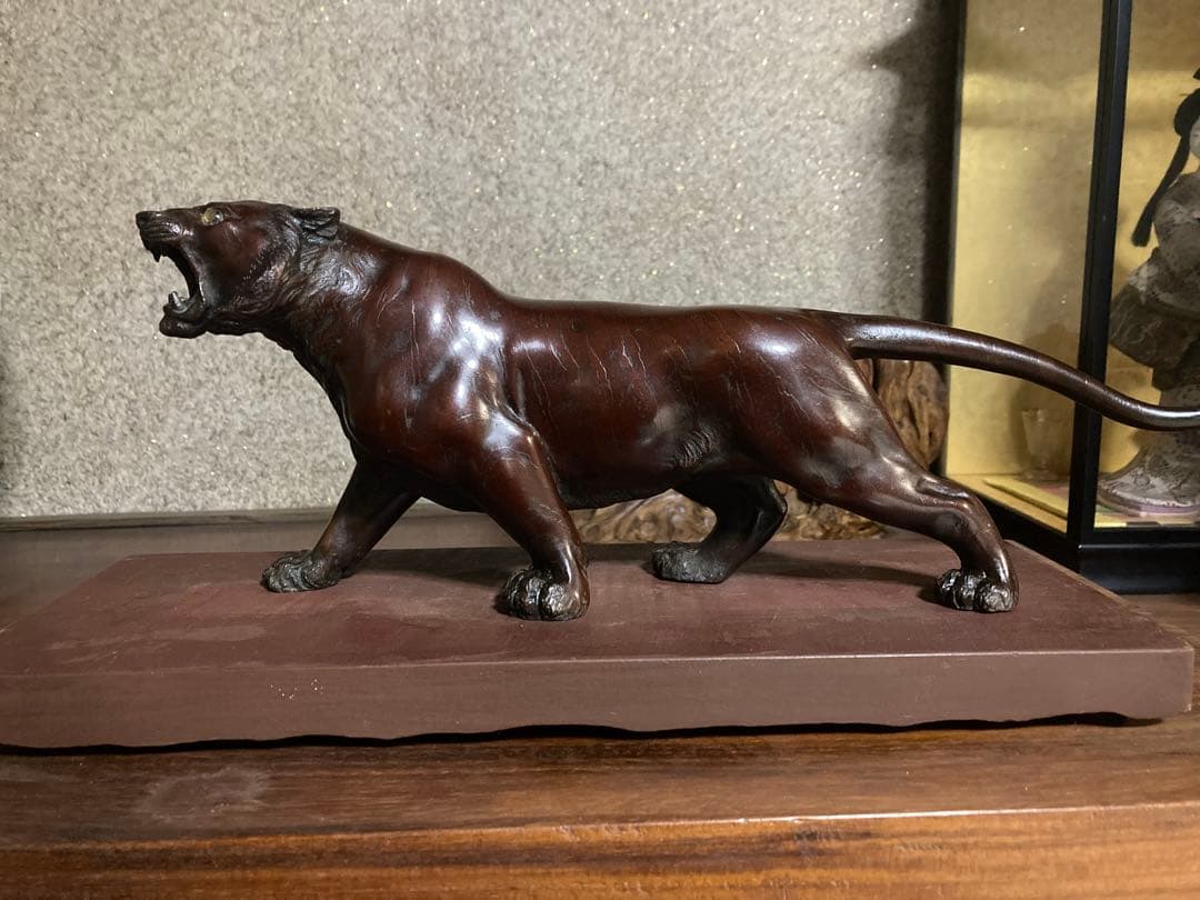ブロンズ製虎の彫刻 木製台座付き