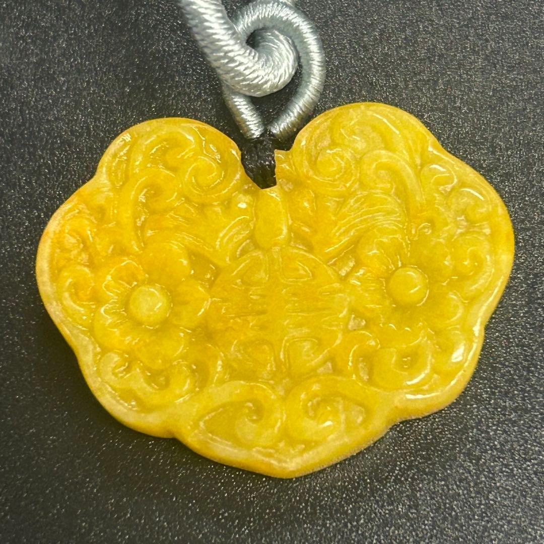 本翡翠ペンダント　キンモクセイ色　鎖模様　可愛い