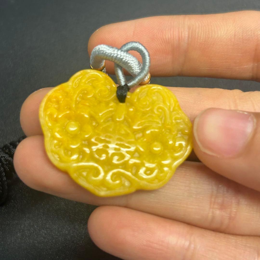 本翡翠ペンダント　キンモクセイ色　鎖模様　可愛い