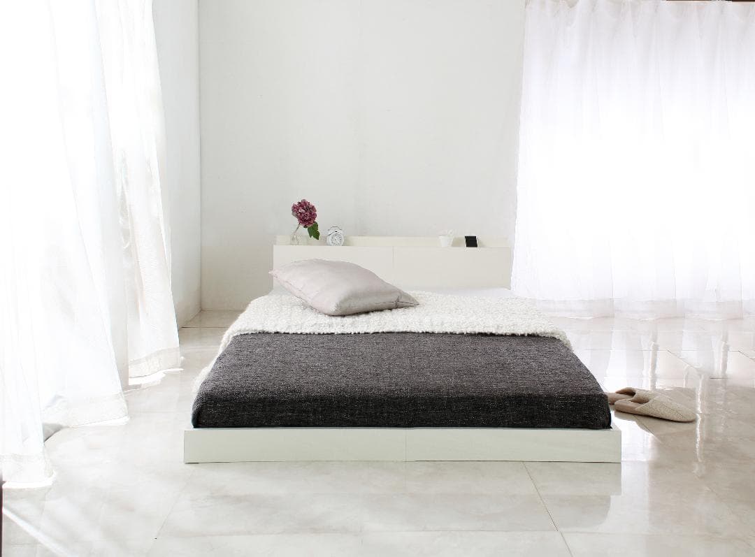 【ホワイト　セミダブル　マットレス付】便利な宮付きフロアベッド