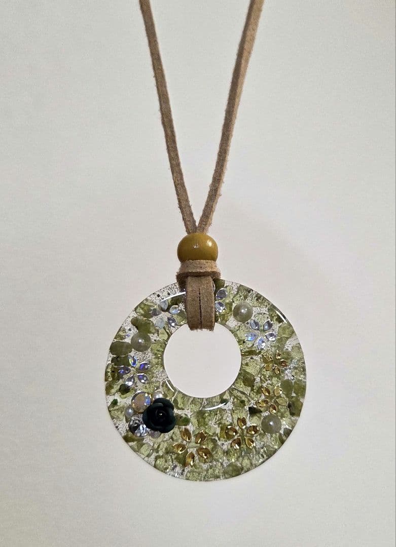 桜・ペリドットレジンネックレス　　天然石ネックレス　　レジンネックレス