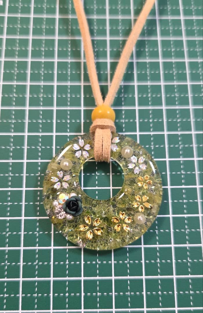 桜・ペリドットレジンネックレス　　天然石ネックレス　　レジンネックレス