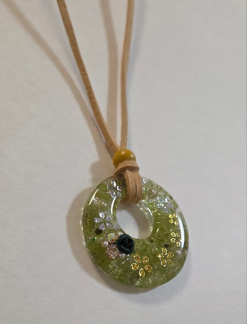 桜・ペリドットレジンネックレス　　天然石ネックレス　　レジンネックレス