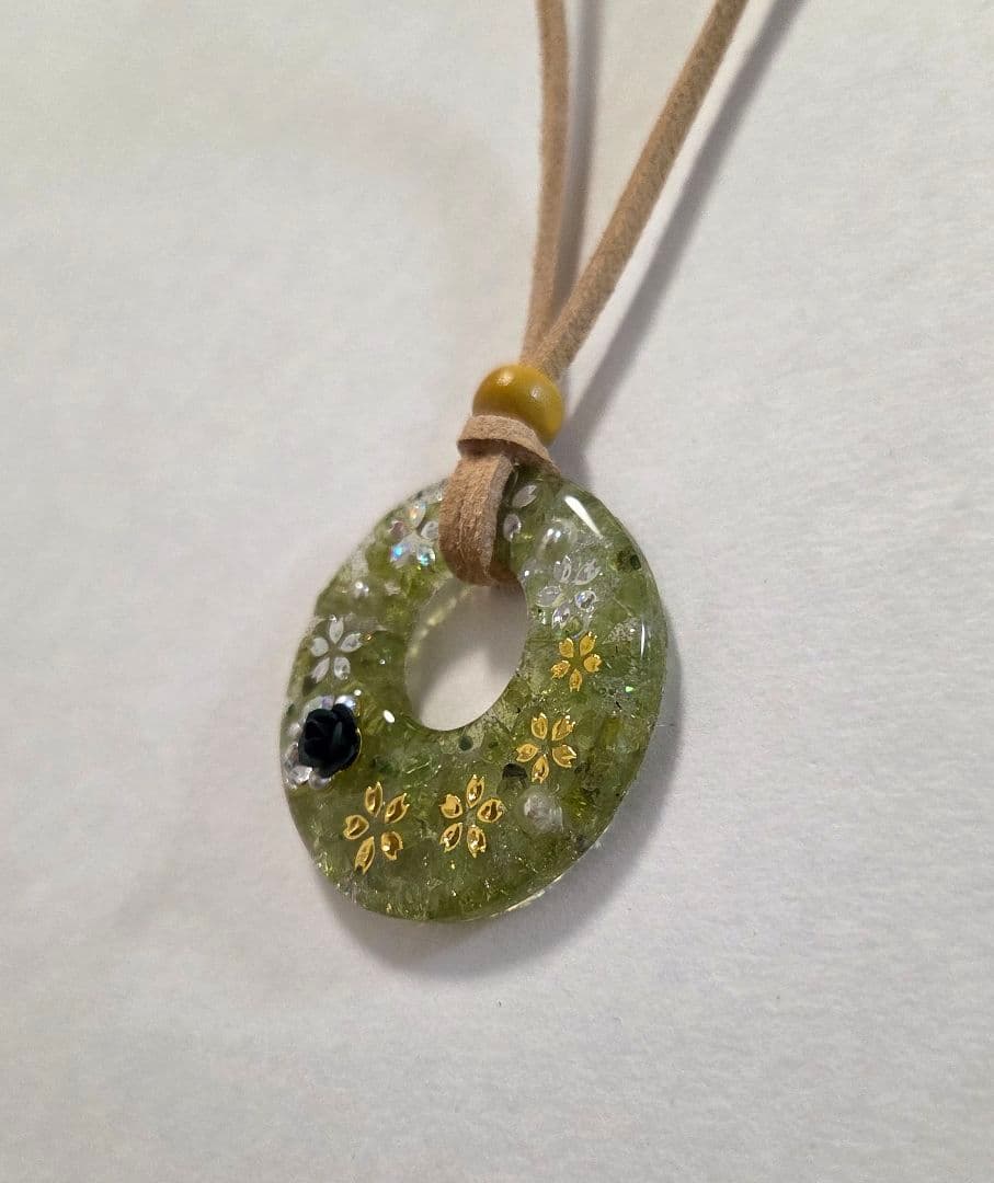 桜・ペリドットレジンネックレス　　天然石ネックレス　　レジンネックレス