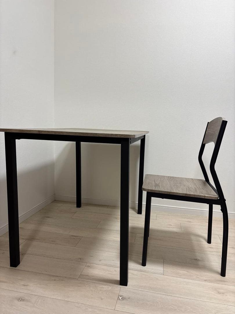 ダイニングテーブルと椅子4脚セット