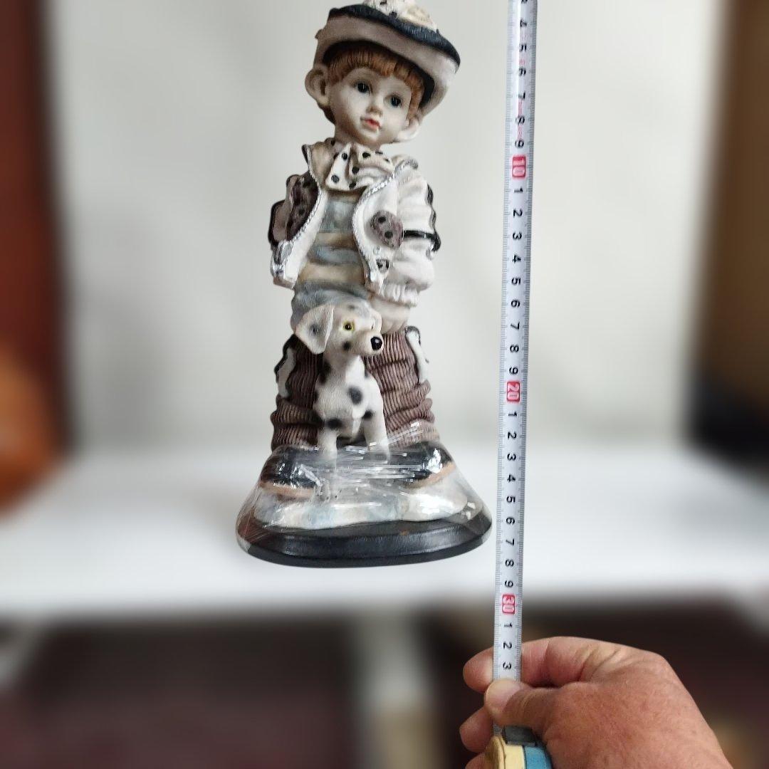 犬お散歩する少年。