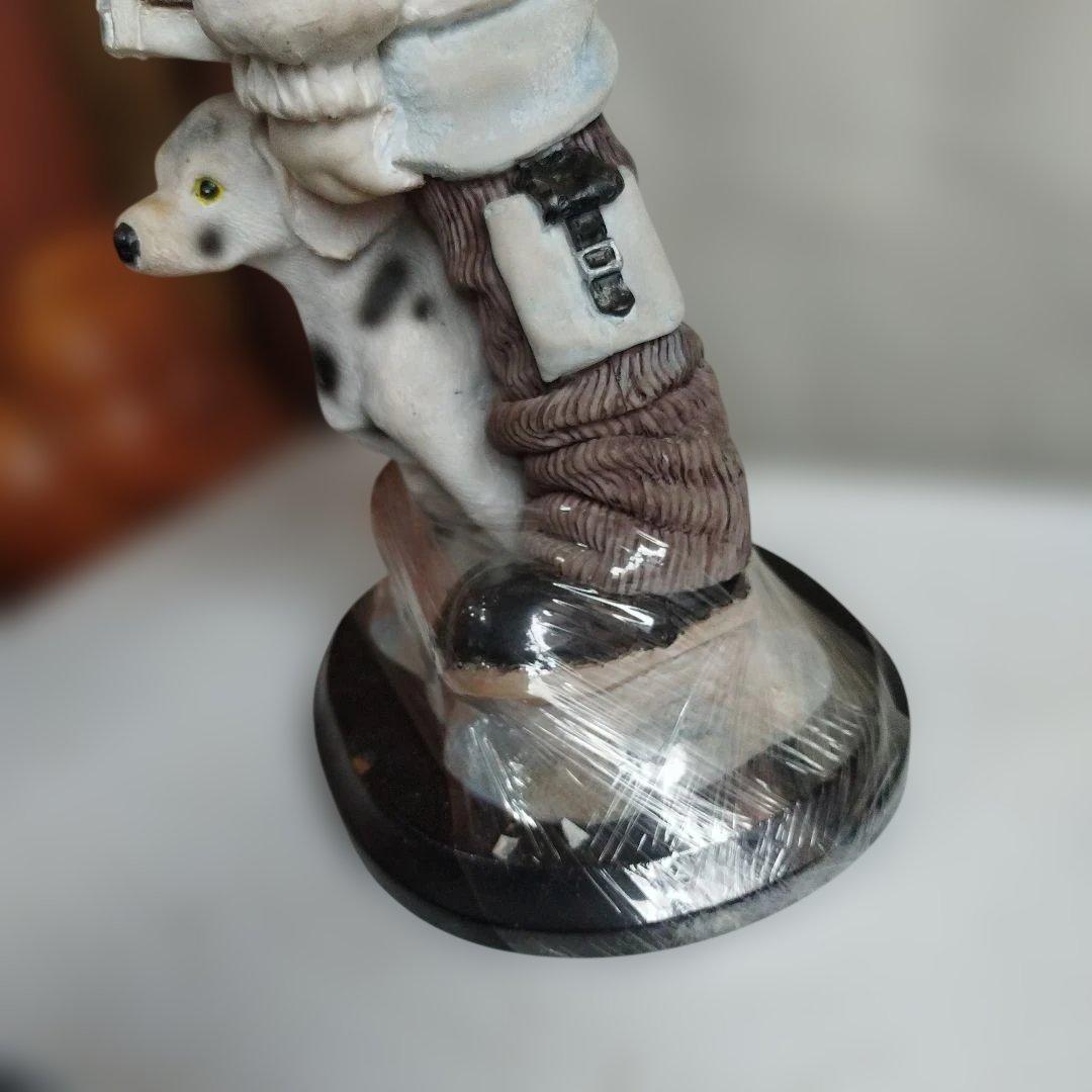 犬お散歩する少年。