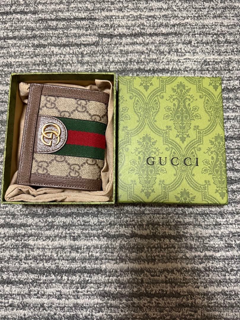 ほぼ未使用GUCCIオフディア２つ折り財布