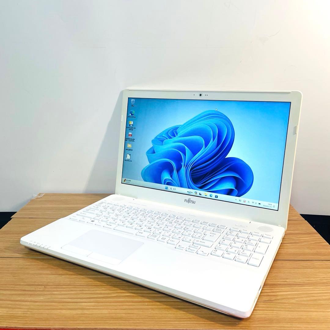 設定済みすぐ使えるホワイトノートSSD256ギガカメラWin11オフィスDVD