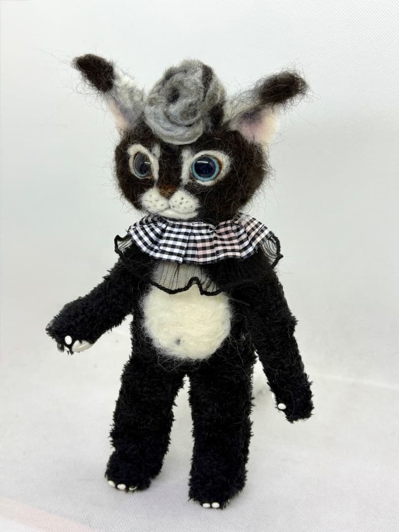 A猫 モノクロな幻獣アートドール【ハンドメイド 人形 猫 ぬいぐるみ