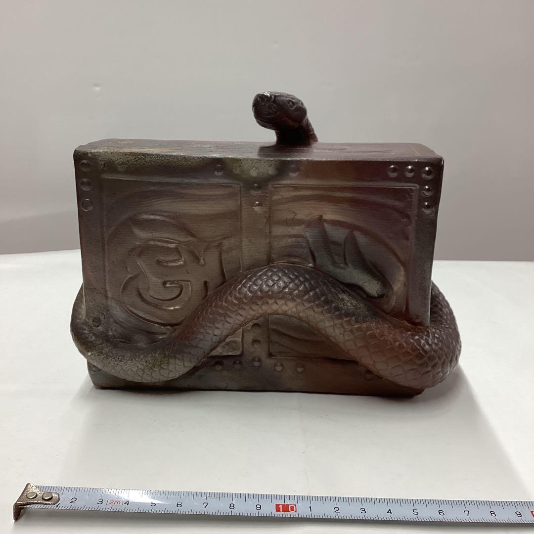 備前焼　千両箱に巻きついたヘビ　置き物　　［匿名便］