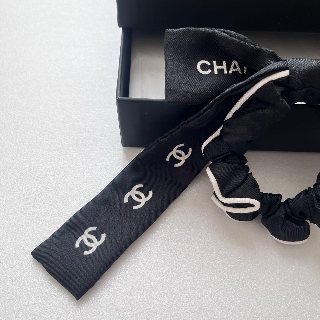 CHANEL 23P ロゴ ココマーク リボン シュシュ ブラック × ホワイト
