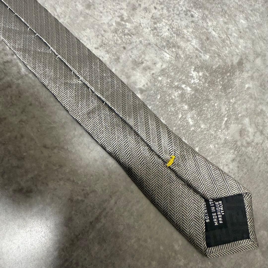 【のん】FENDIフェンディ ネクタイ シルバー 光沢 ストライプ 結婚式