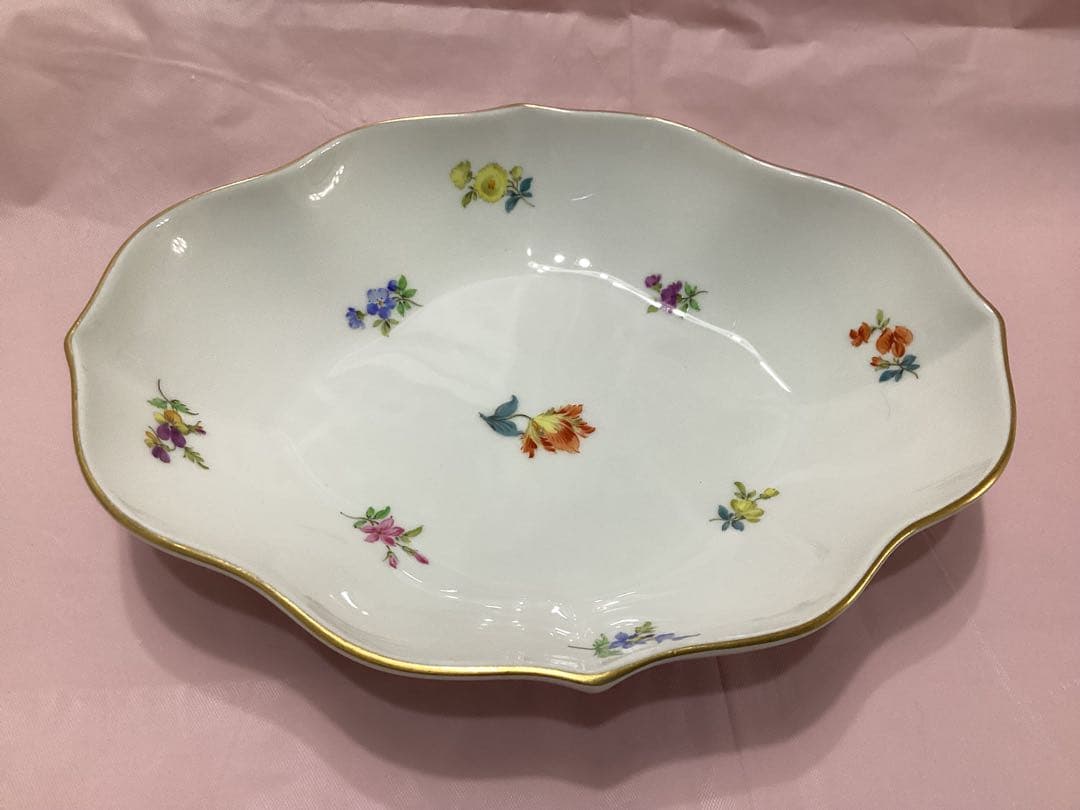 マイセン　散らし小花　皿　プレート　金縁取り　未使用品　美品　花柄波型陶磁器皿