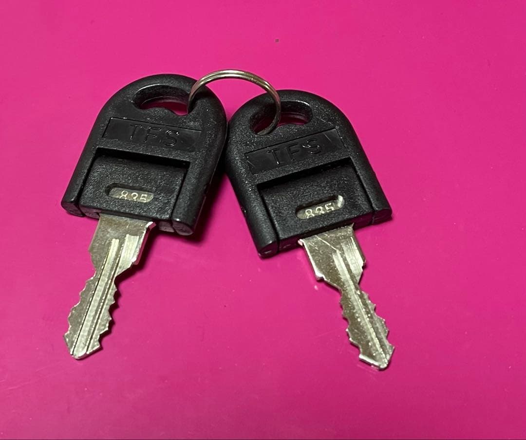 ピンクの3段キャビネット（キャスター付き）