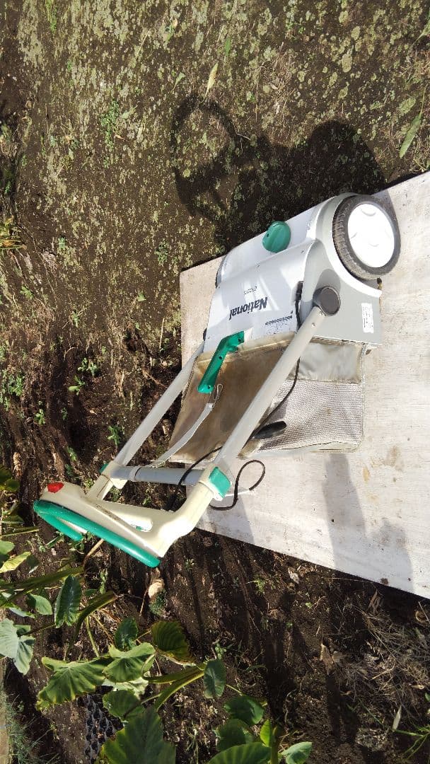 引取り限定　ナショナル芝刈り機ＥY2273