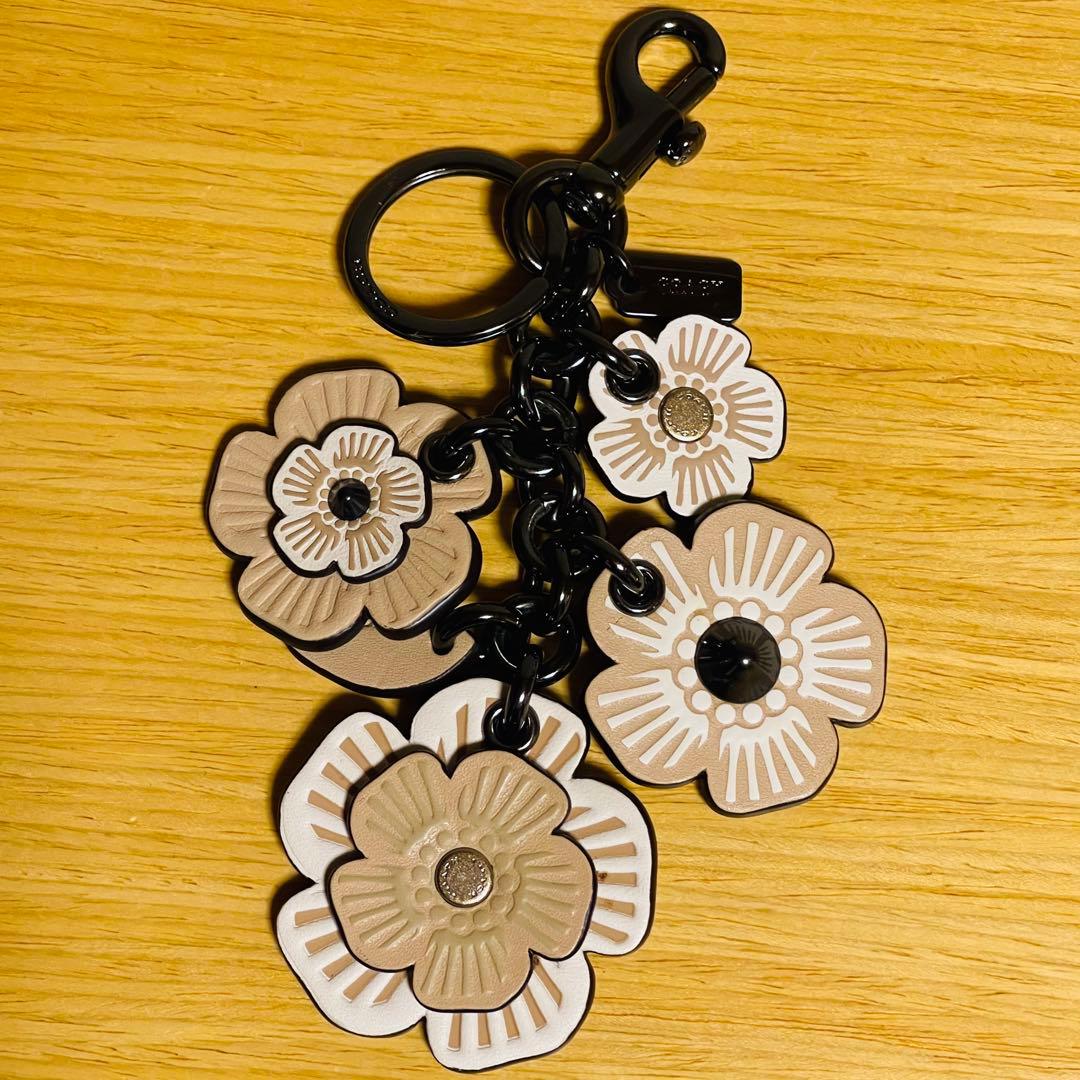 【新品】COACHコーチ ティーローズ フラワー レザーチャーム キーリング 花