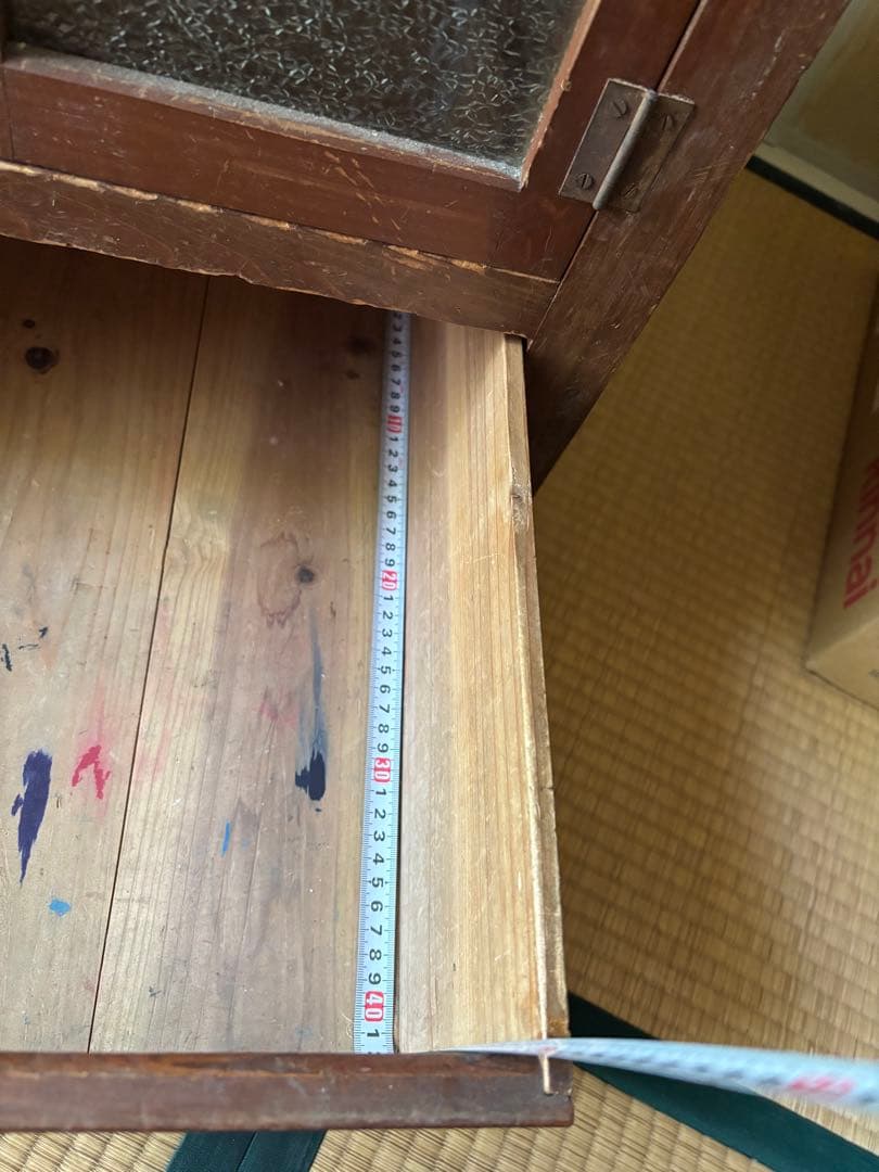 木製のブラウンキャビネット、4扉と1引き出し付き