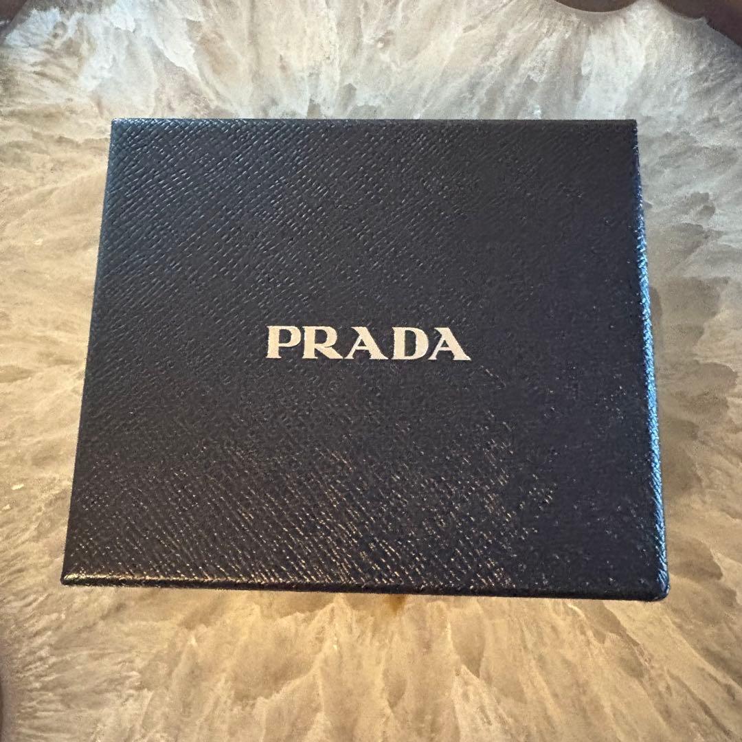 【新品】PRADA パース付きサフィアーノレザーウォレット　ブラック