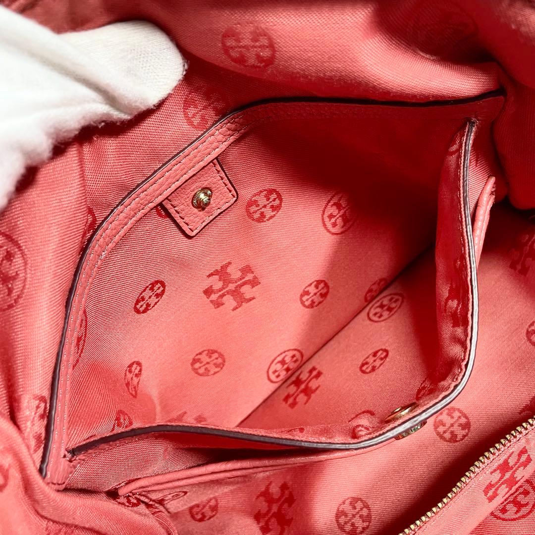 トリーバーチ トートバッグ 2way タッセル エンボス ロゴ レザー 大容量