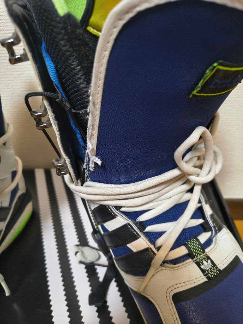 送料込み adidas スノーボードブーツ 青/白 26㎝