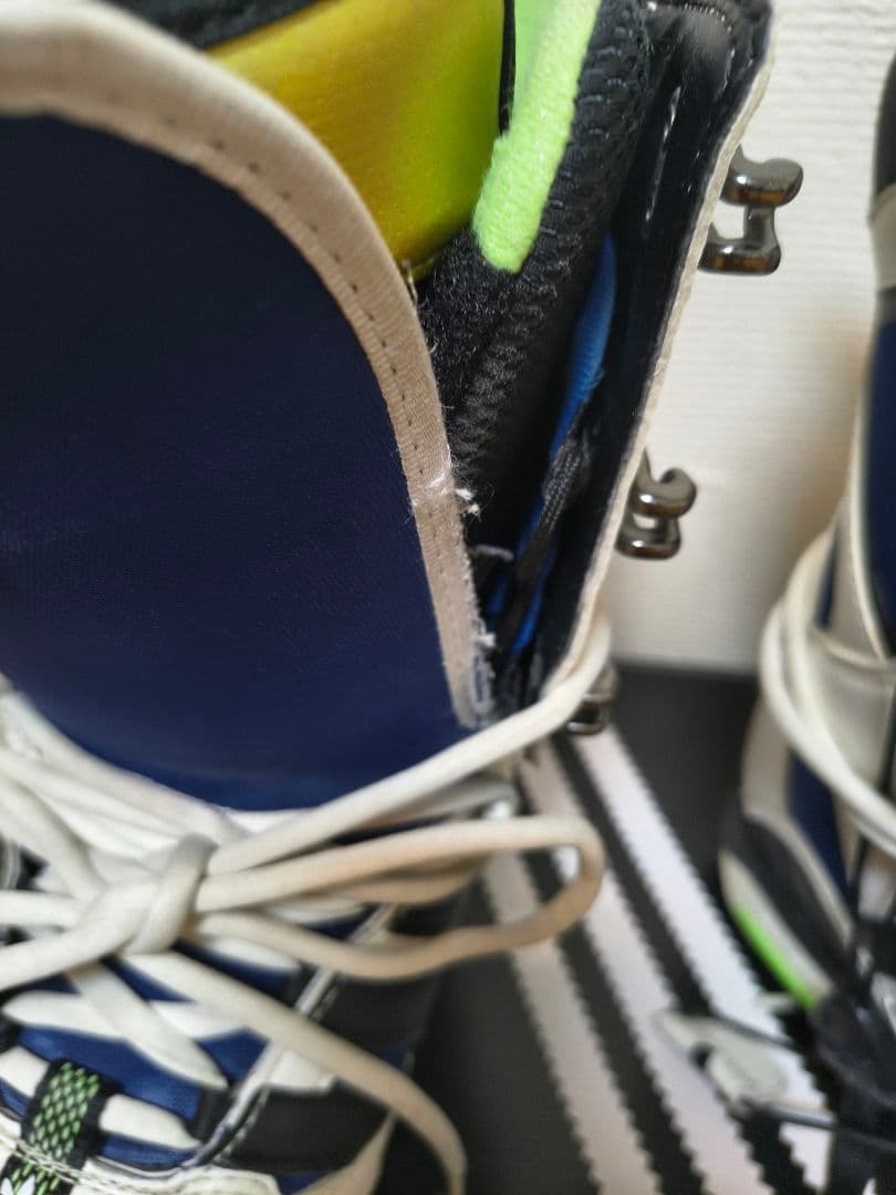 送料込み adidas スノーボードブーツ 青/白 26㎝