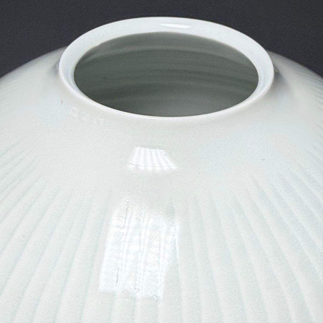 藤井朱明　自作　白磁彫花瓶　共箱　鉄釉草文様　雰囲気◎　インテリア　オブジェ