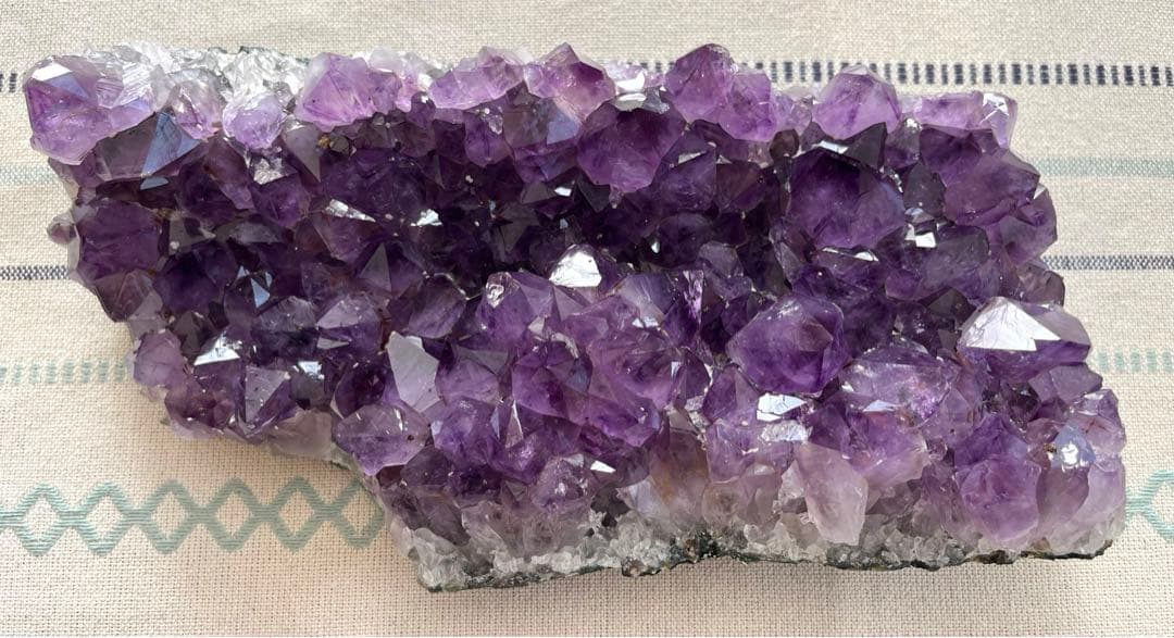 SALE✩.*˚天然石 水晶 アメジスト クラスター 原石 3.5kg 台座付き