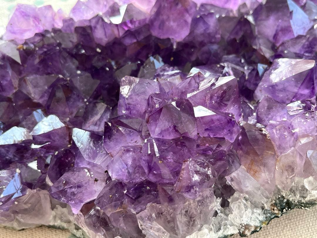 SALE✩.*˚天然石 水晶 アメジスト クラスター 原石 3.5kg 台座付き