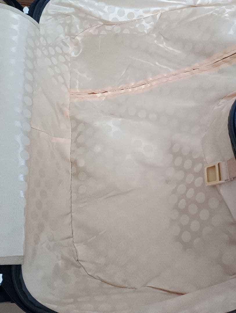 子供が乗れるキャリーケース黒 キッズトラベル　キャリーケースM