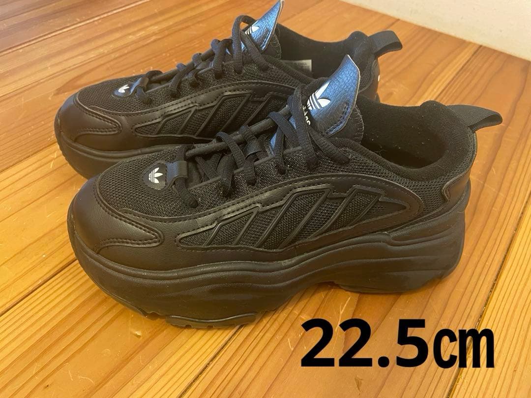 adidas オズガイア　スニーカー　22.5cm