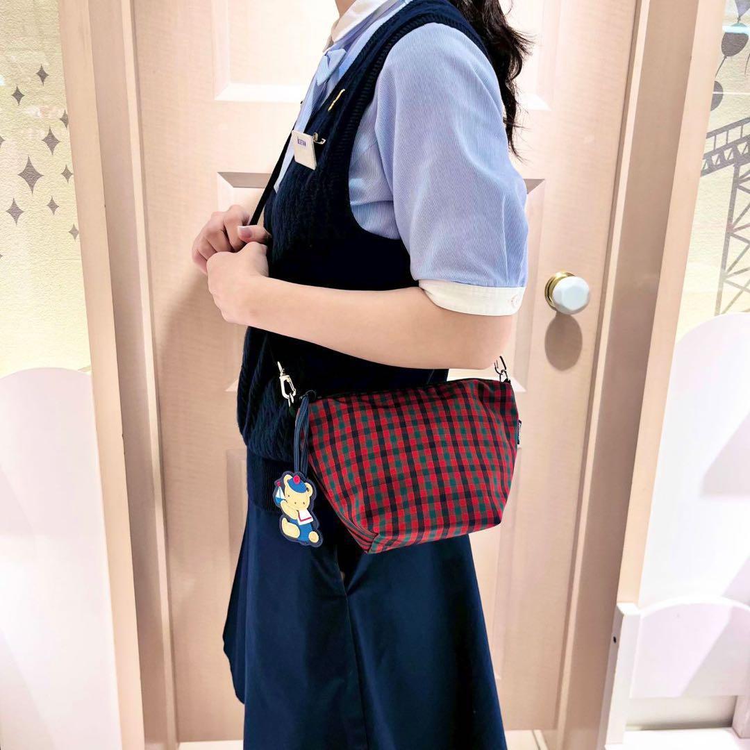 【美品】ファミリア　舟形ナイロンポシェット　赤チェック　チャームなし