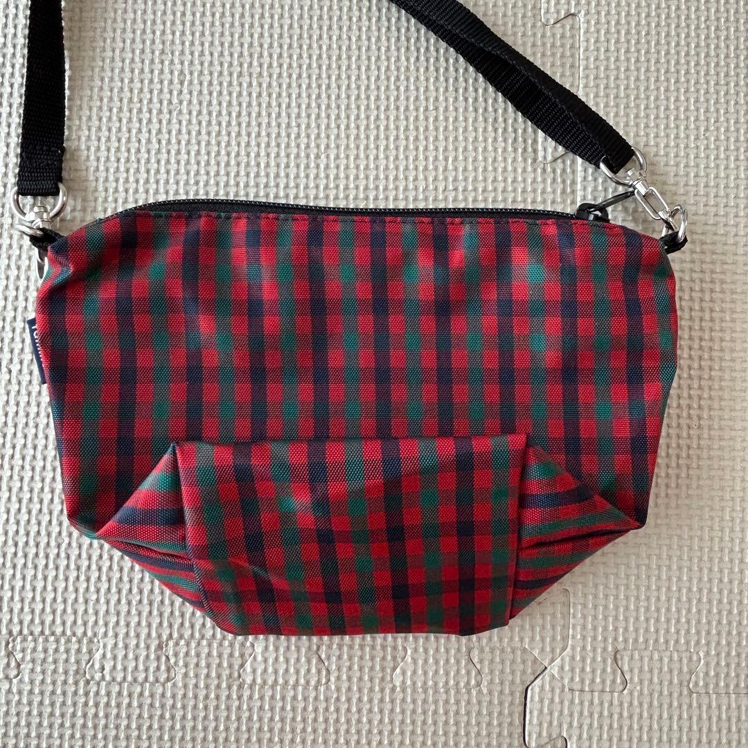 【美品】ファミリア　舟形ナイロンポシェット　赤チェック　チャームなし