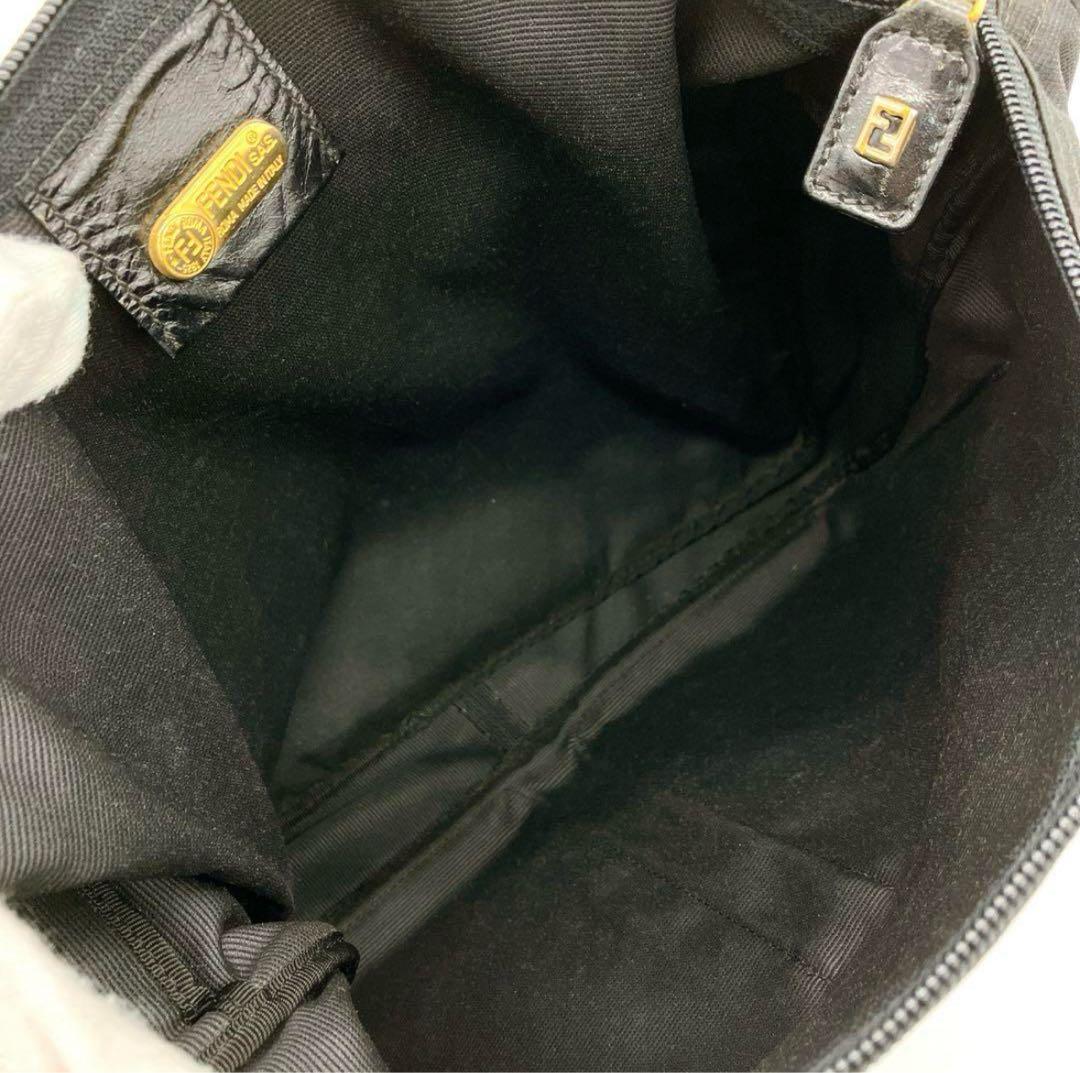 美品【FENDI】メッセンジャーバッグ　ブラック　ポーチ付き　週末値下げ