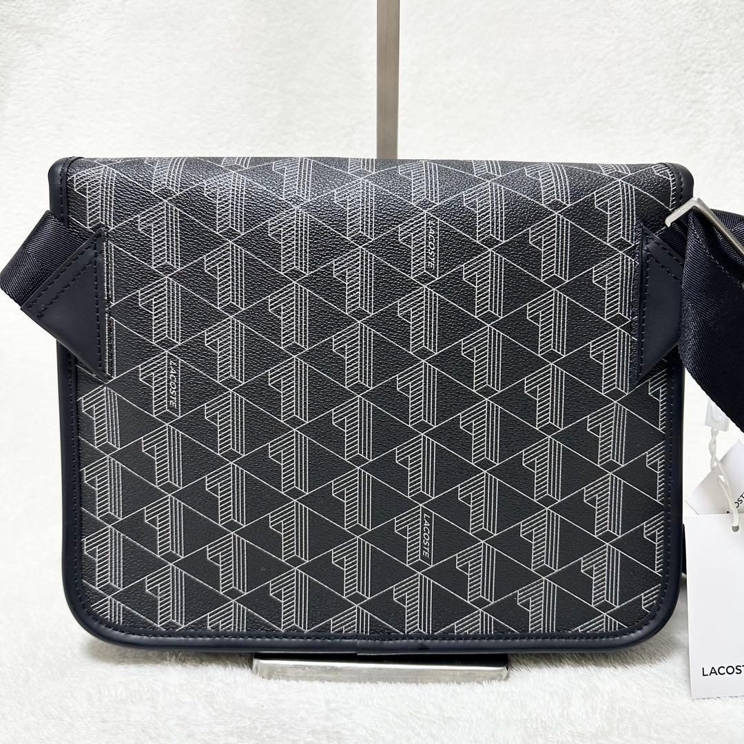 LACOSTE ザブレンド モノグラムフラップメッセンジャーバッグ 幾何学模様