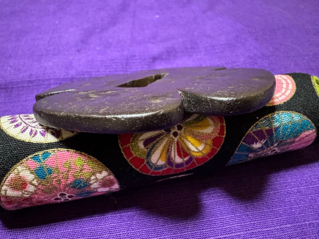 在銘　室町？　花木瓜鉄鐔　信家を彷彿させる名鐔（日本刀装具脇差短刀拵小柄笄目貫