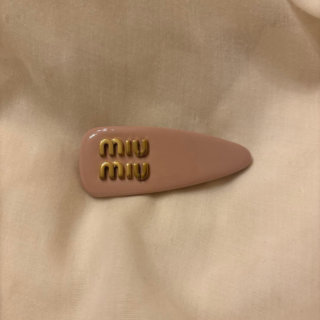 MIU MIU パテントレザー ヘアクリップ ピンクベージュ