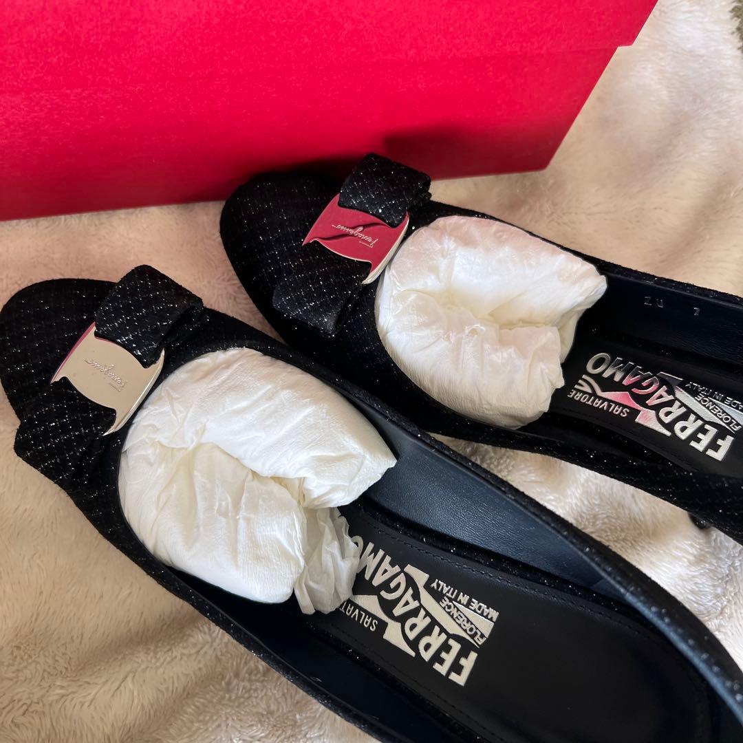 新春セール中！Ferragamo ブラックリボンパンプス