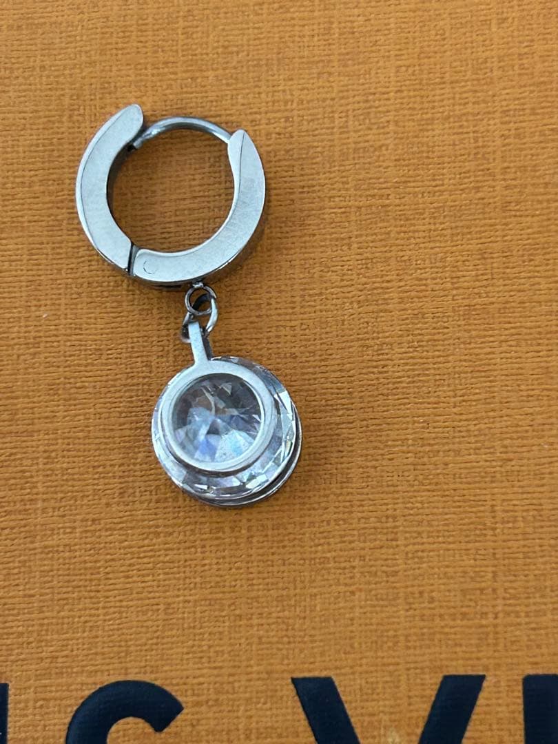 louis vuitton LVロゴ付きクリスタルフープピアス(片耳用)