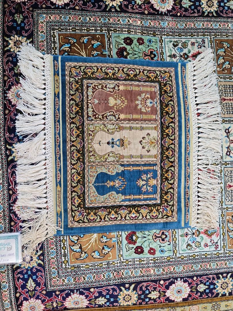 トルコ絨毯Hereke 本物保証書有り、アンティーク絨毯未使用品 オススメです。